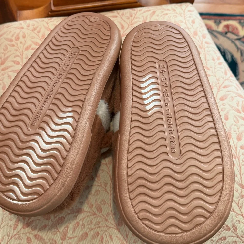 NWOT Brown Teddy Bear Big Kid Slippers